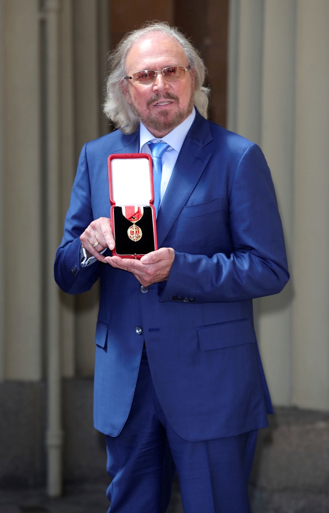 Sir Barry Gib recibió el distintivo por el Príncipe Carlos de Inglaterra (Reuters).