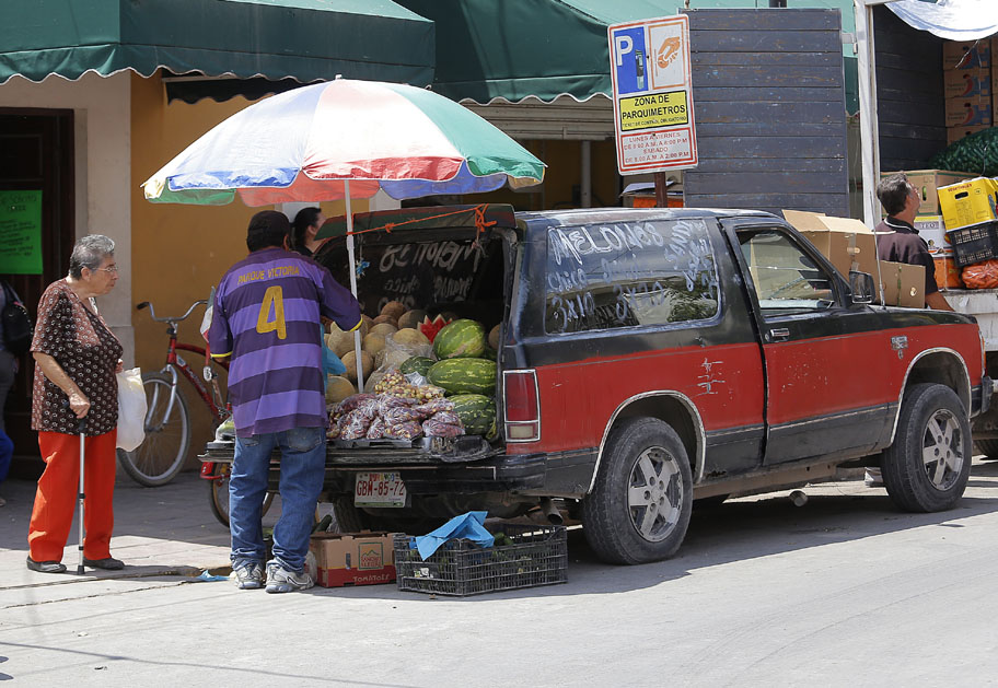 A estos vendedores ambulantes se les cobra la plaza a 30 pesos por día de trabajo. (Saúl González)