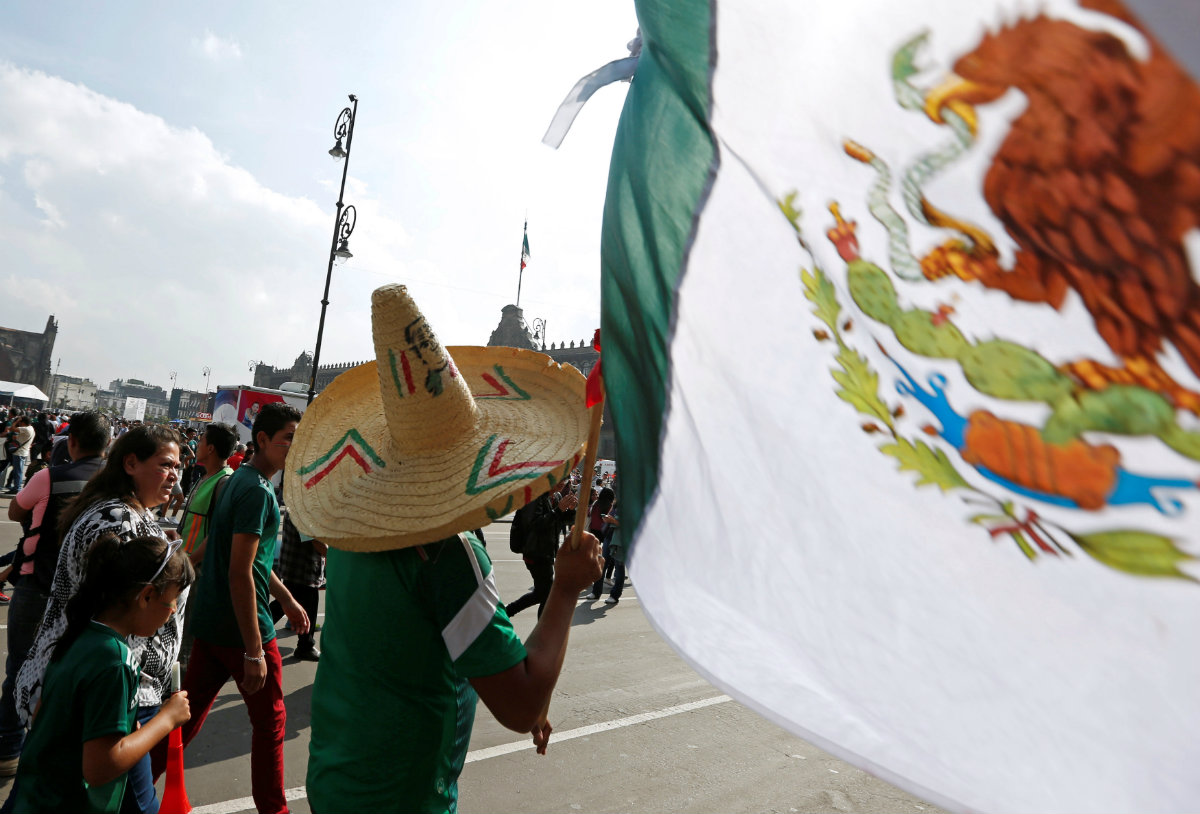 Aficionados mexicanos celebran el triunfo del Tri (Reuters)