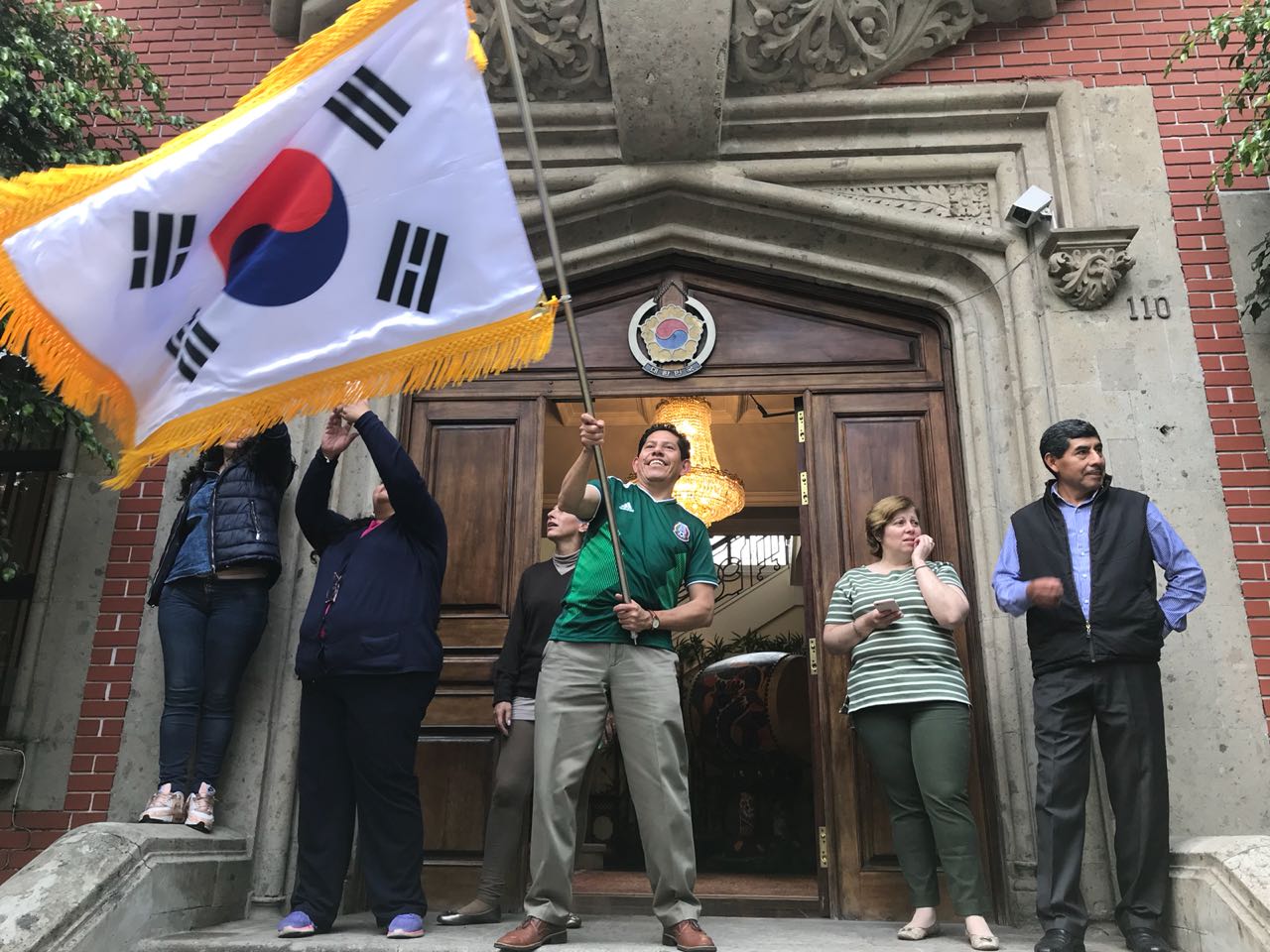La bandera de Corea ondea afuera de la embajada. (Mariana R. Fomperosa)