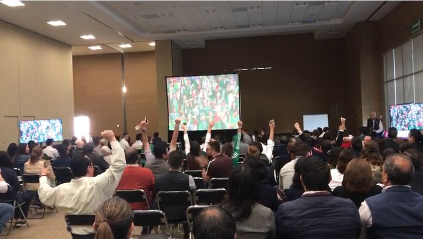 Celebrando el pase de México a octavos de final. (Foto: Carlos Olvera)