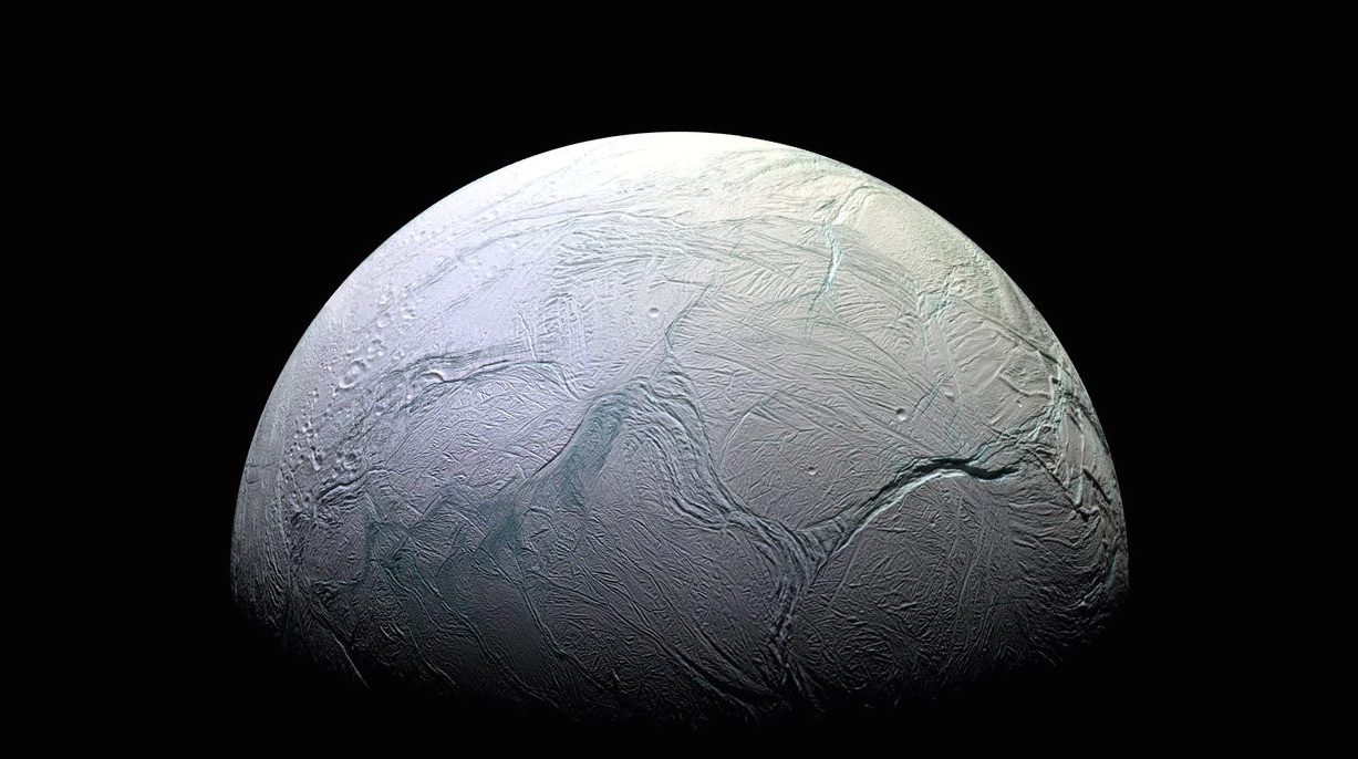Encelado, una de las lunas de Saturno, tiene un océano interno debajo de su corteza helada. (NASA / JPL)