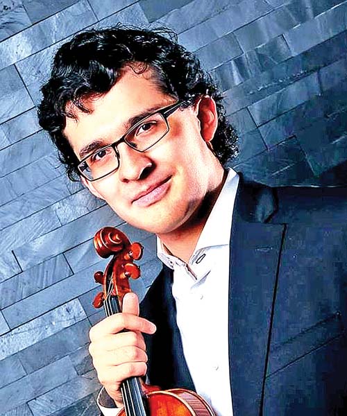 Actualmente estudia en el Conservatorio de Maastricht, en Holanda, con Boris Belkin.