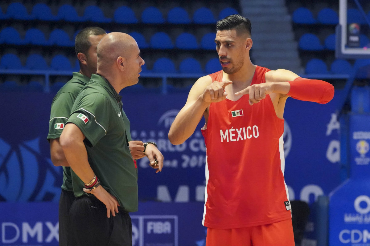 Iván Déniz, entrenador de los 12 Guerreros, con Gustavo Ayón (Imago7)