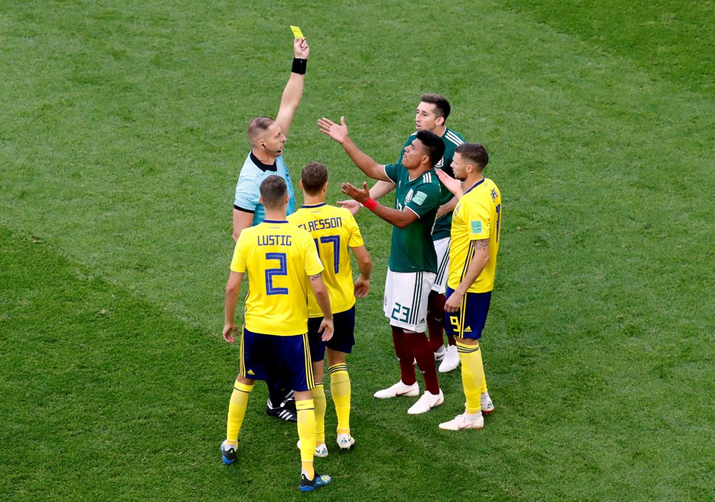 Jesús Gallardo es amonestado (Reuters)