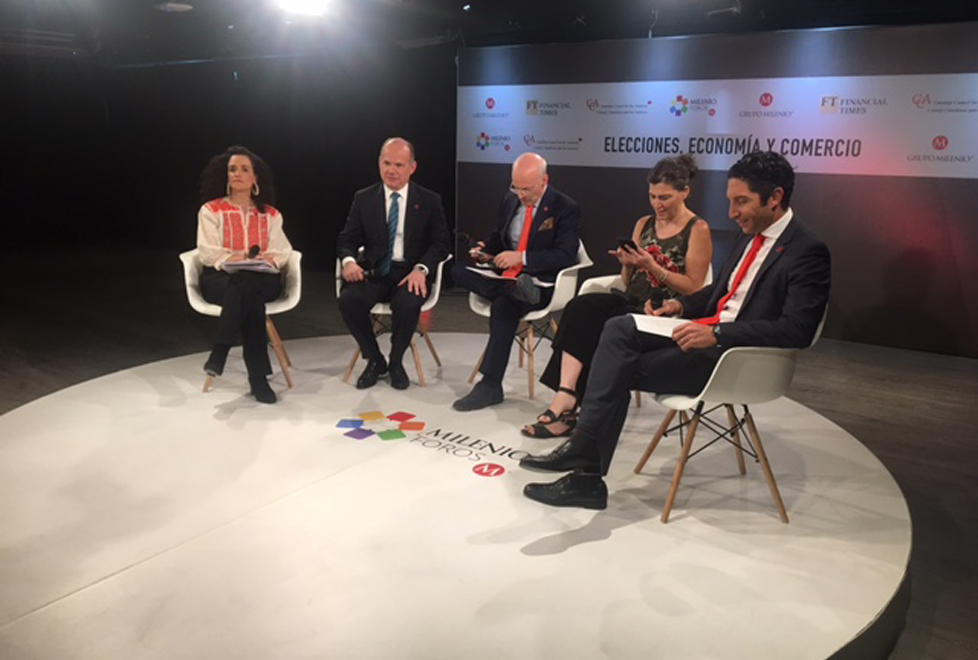 Panelistas previo al inicio del Foro: Elecciones, Economía y Comercio.