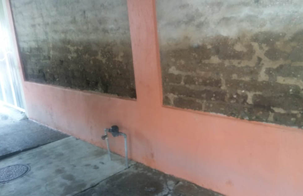 En las paredes, se aprecia hasta dónde ha llegado el agua acumulada (Cortesía)