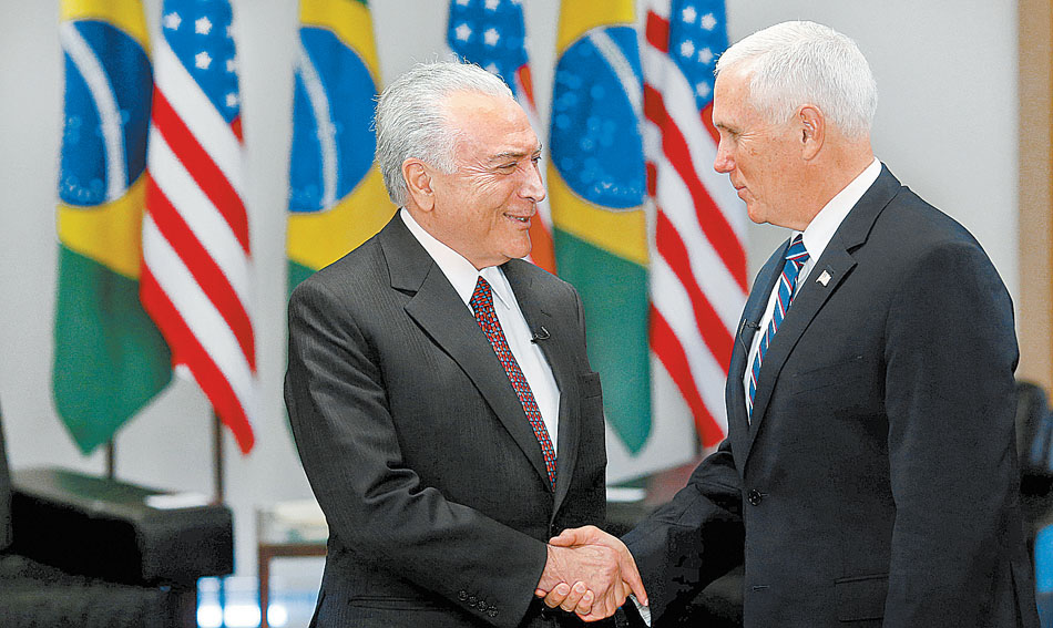 El vicepresidente de EU agradeció al mandatario brasileño, Michel Temer, su política contra el gobierno de Nicolás Maduro. (Adriano Machado/Reuters)