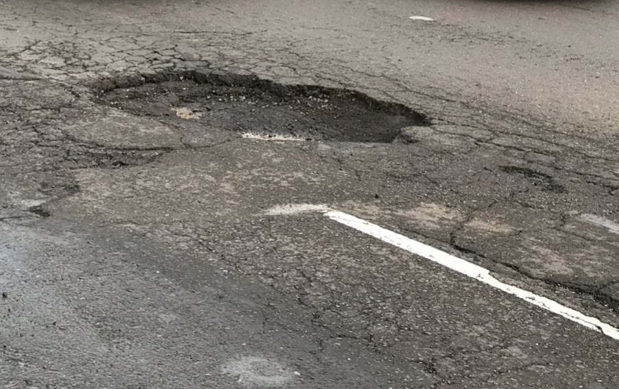 El bache está sobre la avenida Constituyentes, a la altura de Obcervatorio. (Especial)