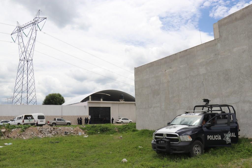 Elementos de la Policía Federal y personal de PGR custodian un inmueble en Santa María Xonacatepec, donde se localizaron pipas con gas LP (Agencia Enf