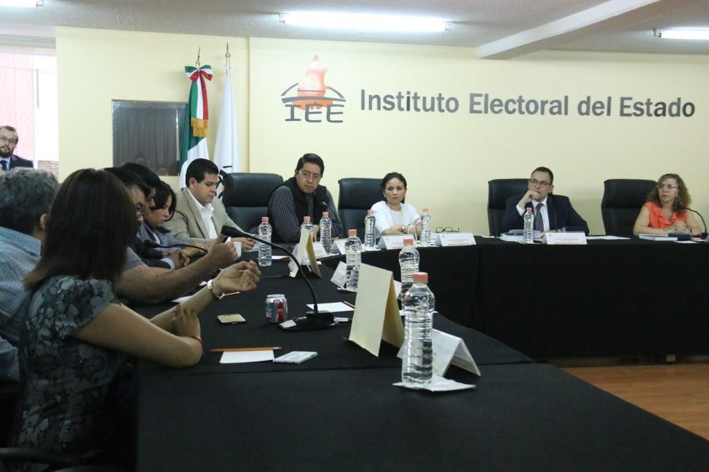 Jacinto Herrera, consejero presidente del IEE, encabezo la reanudación de la Sesión ordinaria del Consejo.  (Agencia Enfoque)