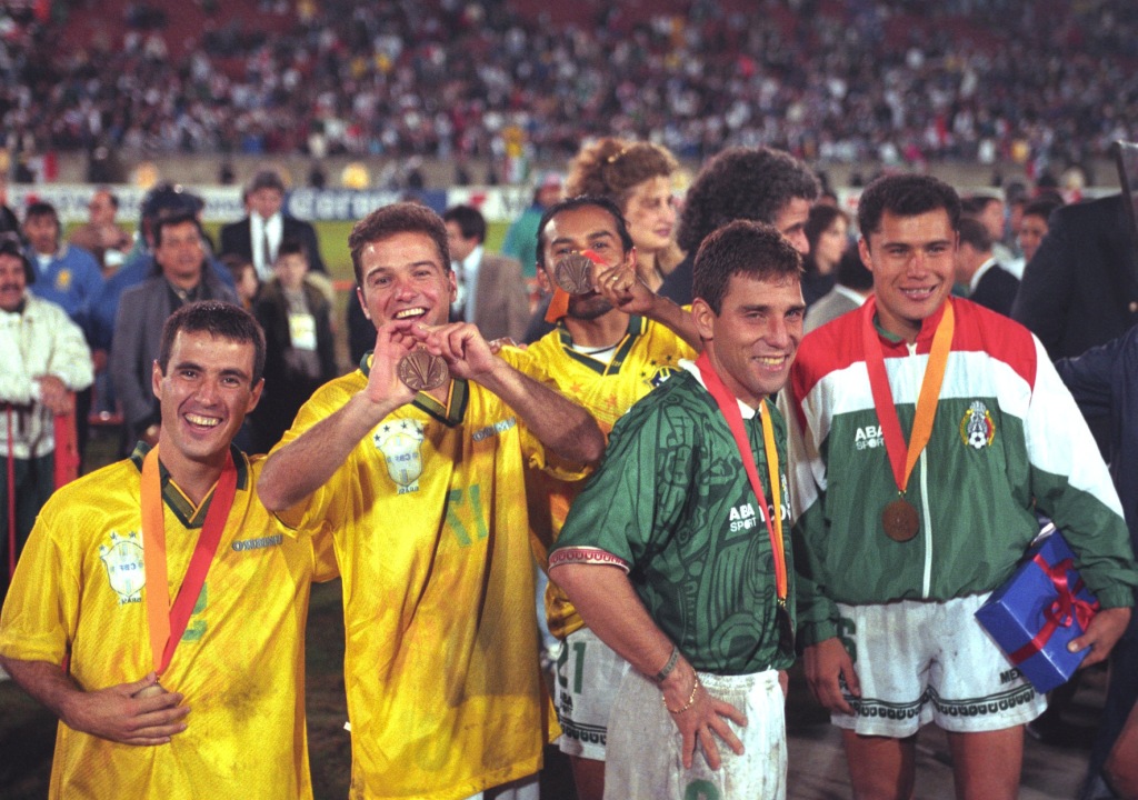 Jugadores de México celebrando la obtención de la Copa Oro 1996 (Mexsport)