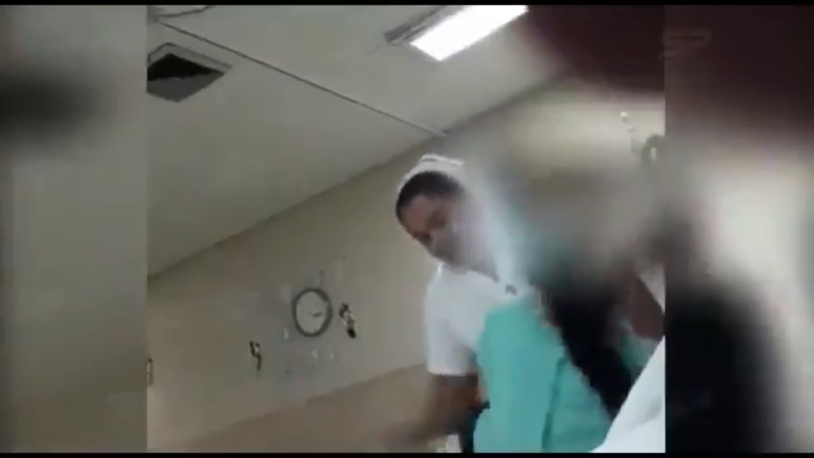 La mujer fue captada en un video, el cual fue subido a redes sociales y causó la indignación de cibernautas.