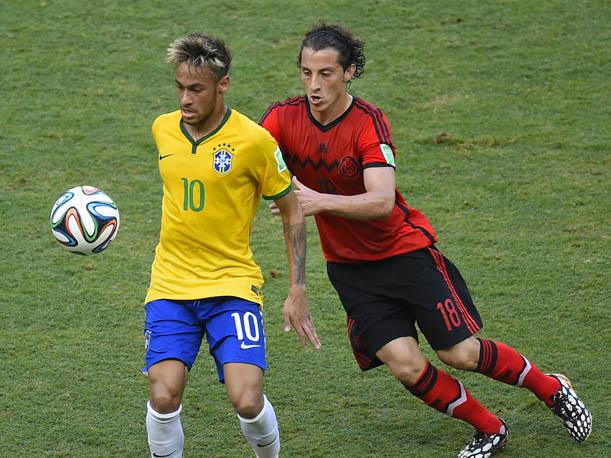 Neymar y Andrés Guardado durante el Mundial de 2014 (AFP)