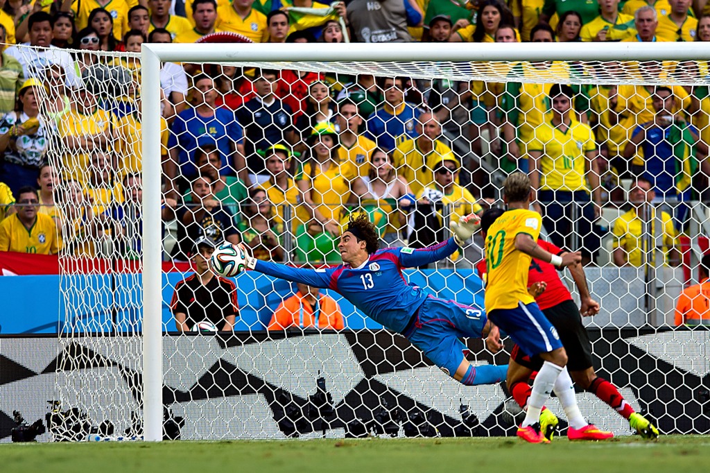 Ochoa deteniendo una clara oportunidad de gol ante Brasil en el Mundial 2014 (Mexsport)
