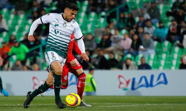 Óscar Bernal sale de Santos Laguna a préstamo en búsqueda de minutos. (La Afición)
