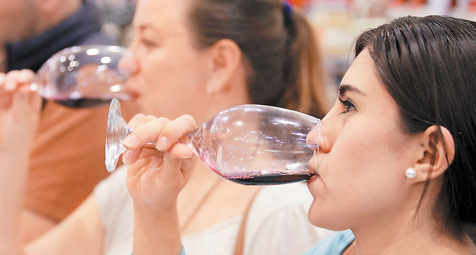 Se recomienda tomar máximo un trago al día de vino o cerveza, entre otras bebidas. (Octavio Hoyos)