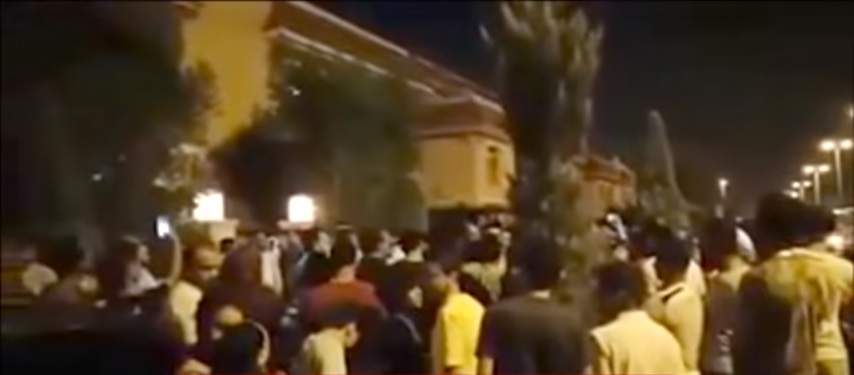 Aficionados se presentan en casa de Mohamed Salah (Especial)