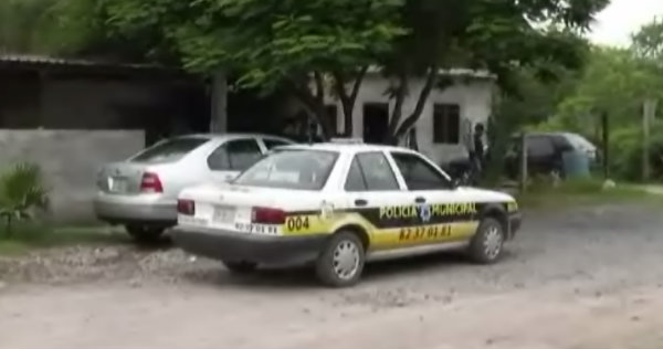 El auto estaba estacionado tras una malla ciclónica que rodea una vivienda. (Foto: Especial)