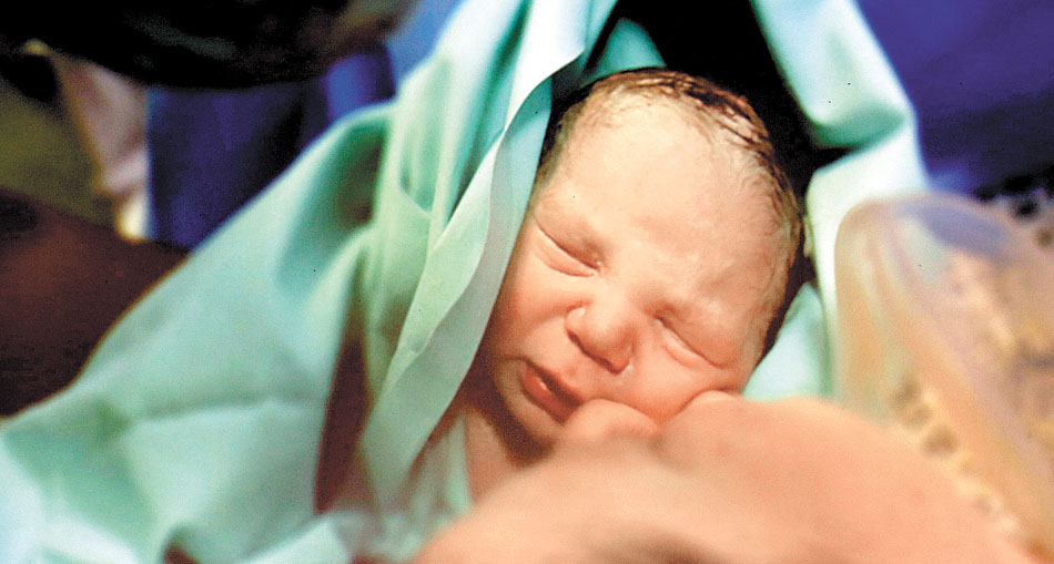 El bebé, que está en perfecto estado de salud, nació por cesárea en el Hospital Santa Orsola de Bolonia, en Italia. (EFE)