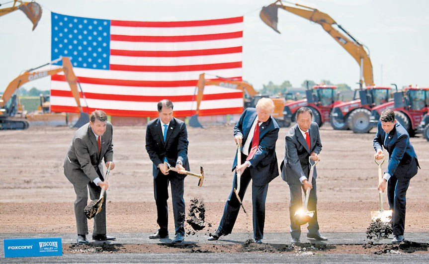 Donald Trump cavó un pequeño hoyo en la zona donde se construirá la maquiladora de Foxconn. (Darren Kauck/Reuters)