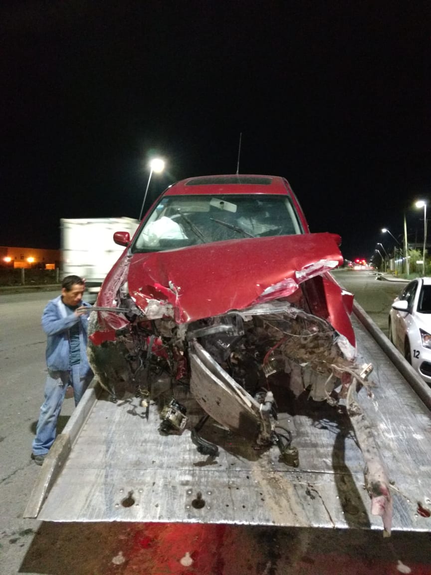 Choca contra poste de luz en carretera Torreón - Mieleras- Grupo Milenio