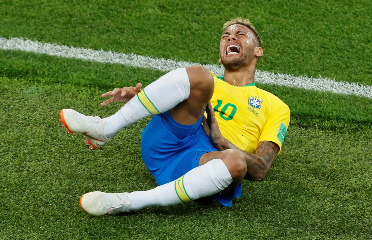Neymar durante una falta ante Serbia (Reuters)