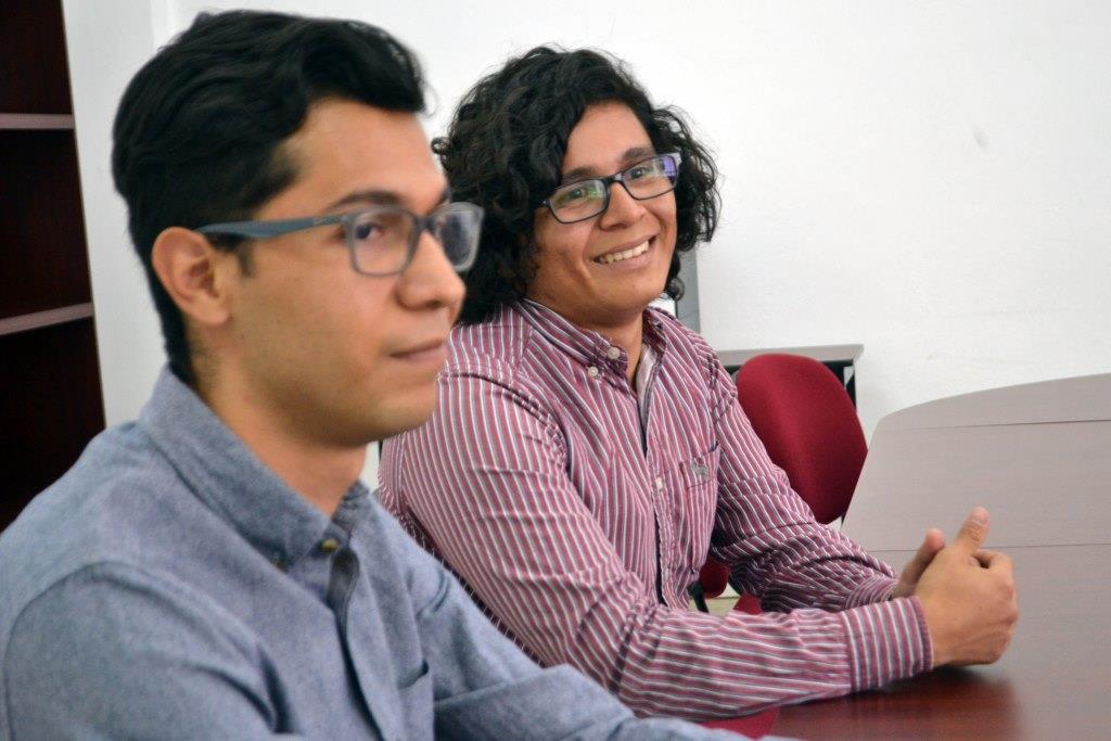 Omar Gómez Cruz y Michael Iván Leaños Lugo, estudiantes de Ingeniería en Mecatrónica, de la Facultad de Ciencias de la Electrónica de la UAP (Especial