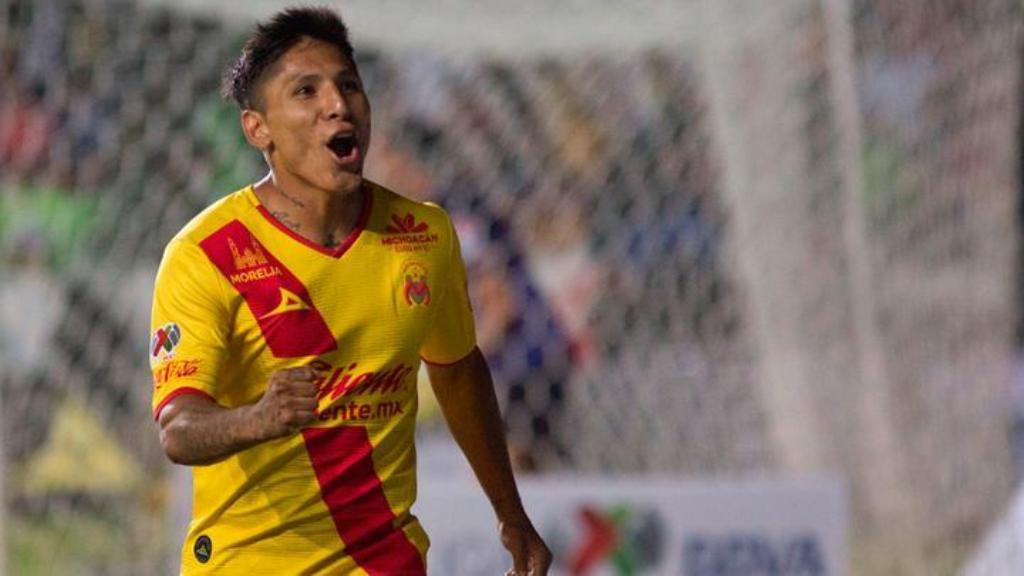 Raúl Ruidíaz festejando un gol con Monarcas Morelia. (EFE)