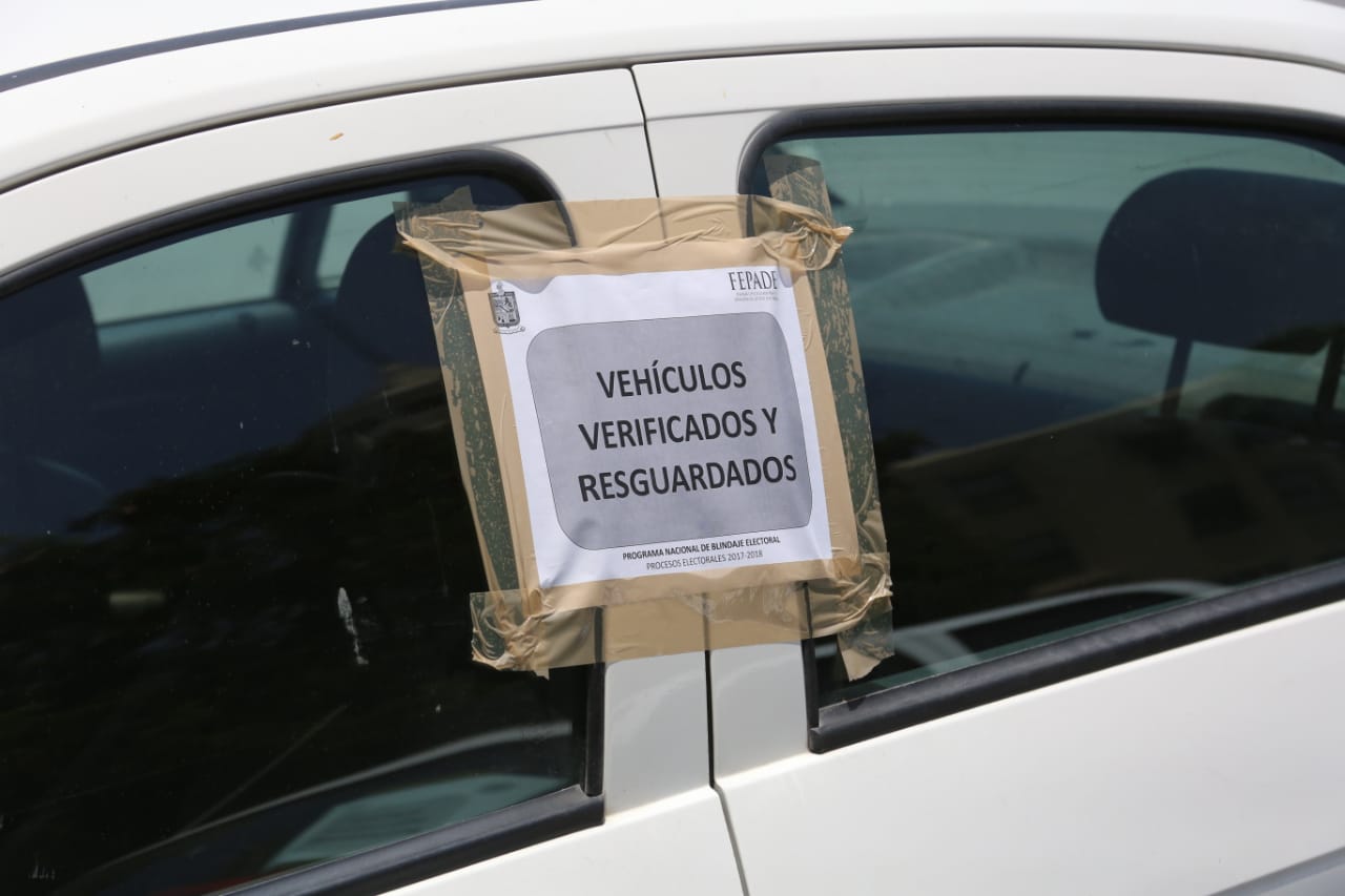 Los sellos impuestos en las ventanillas de los autos forman parte del proceso electoral 2017-2018. (Leonel Rocha)