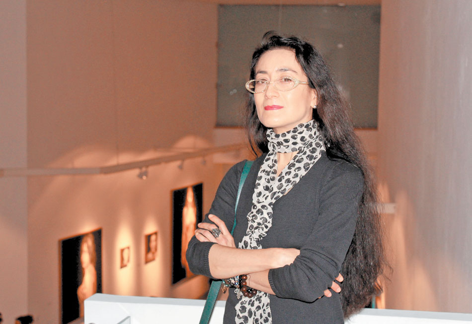 La curadora de la muestra de la galería Libertad. (Estrella Álvarez)