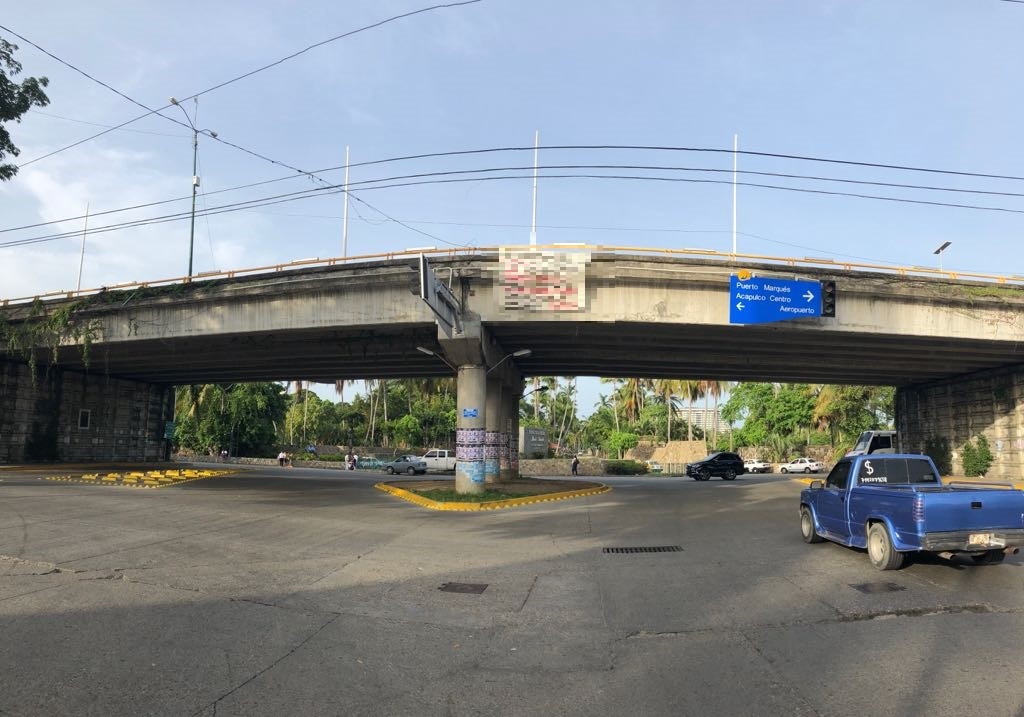 Los mensajes aparecieron en diferentes puentes peatonales y vehiculares del puerto. (Javier Trujillo)