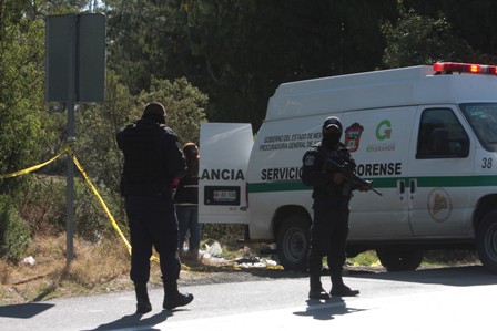 Personal del Semefo levantó los restos óseos para trasladarlos a sus instalaciones (Iván Carmona)
