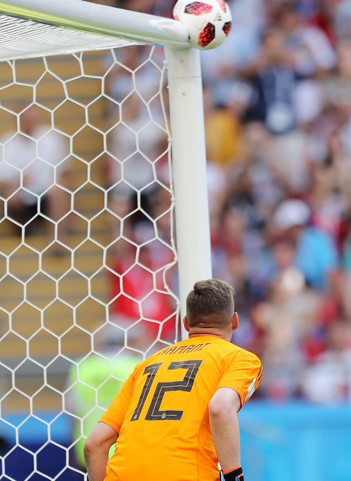 La postal que capturó Mahmoud Khaled del tiro de Griezmann que pegó en el travesaño (EFE)