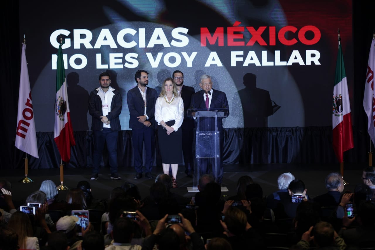 "No les voy a fallar", se lee detrás de AMLO. (Foto: Omar Franco | MILENIO)