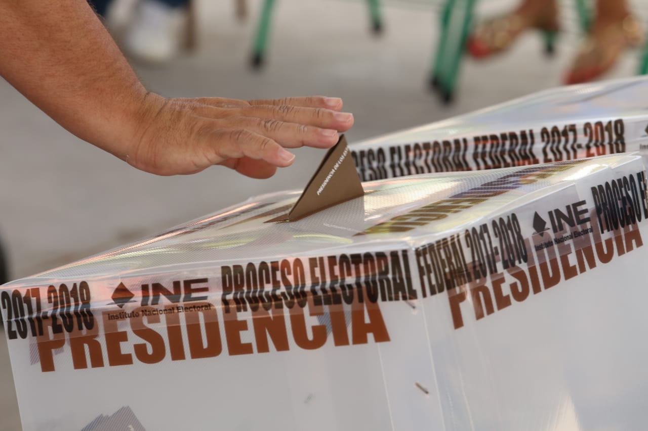 Los aspirantes a alcaldes y senadores acudieron a votar la mañana de este 1 de  julio.  (Foto: Roberto Alanís)
