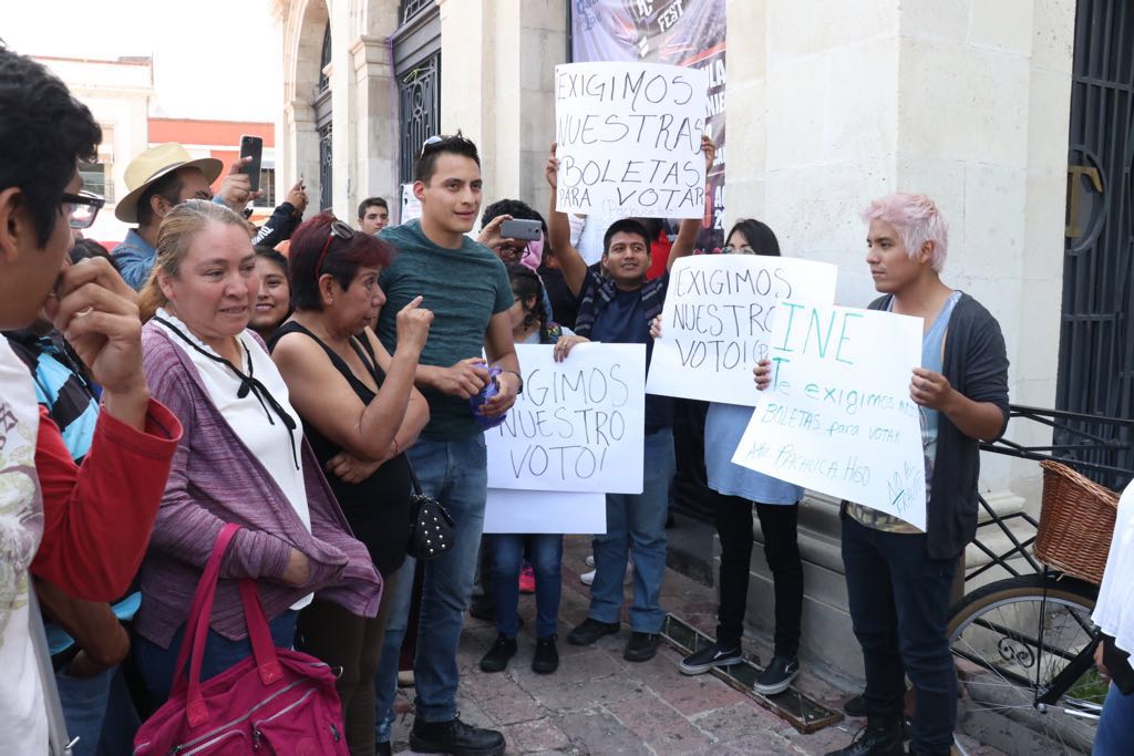 Los CAEs del INE fueron constantemente cuestionados si alcanzarían a emitir su sufragio. (Jorge Sánchez)