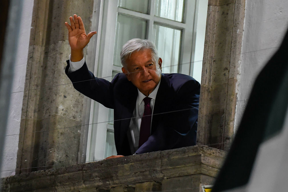 EL candidato de la coalición Juntos Haremos Historia saluda a sus simpatizantes. (AFP)
