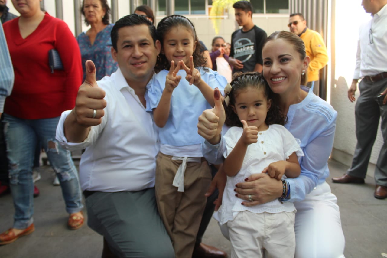 Candidato Diego Sinhue luego de ejercer su voto. (Dany Béjar)