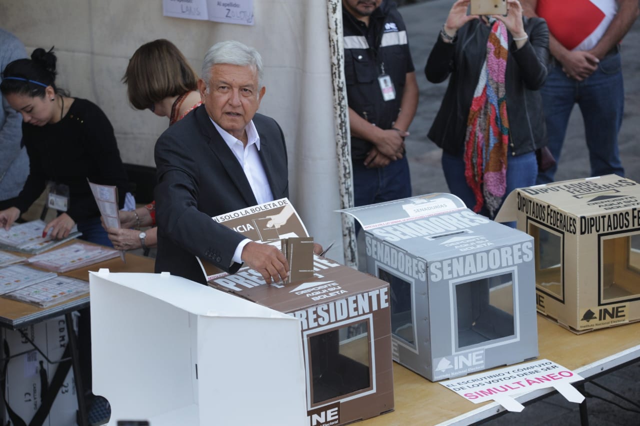 El primer candidato presidencial en votar fue Andrés Manuel López Obrador. ( Foto: Omar Franco).