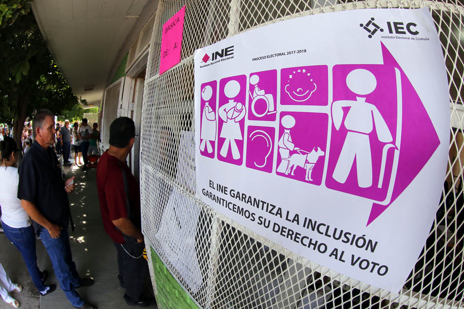En las casillas se encuentran señales especiales para votantes con discapacidad. (Manuel Guadarrama)
