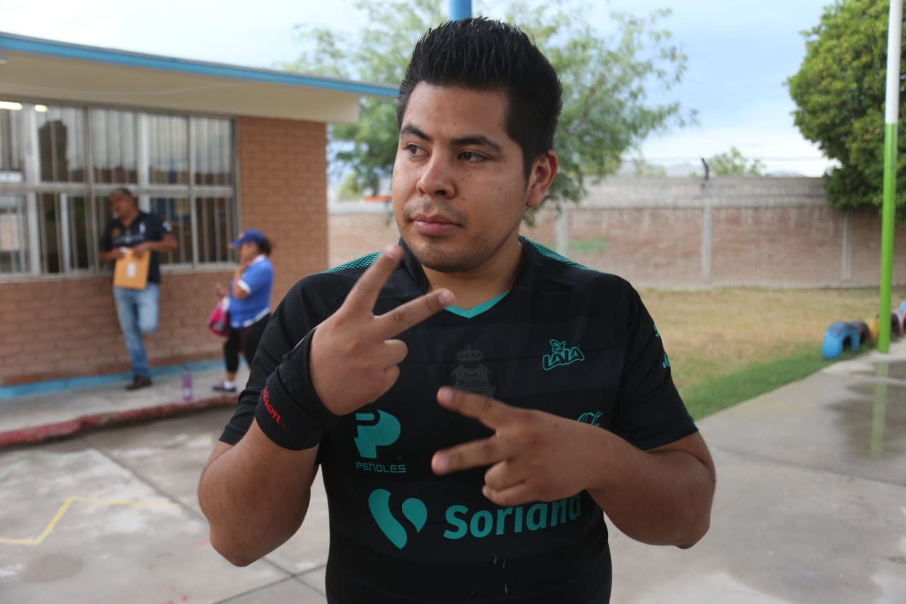 César Alberto Durán Favela de 26 años, primer funcionario de casilla en Torreón sordomudo. (Arturo Salazar)