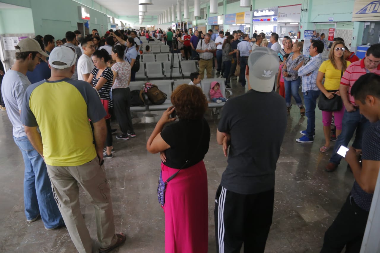 La ciudadanía se organizó colocando un número con marcador, pues sólo votarían 750 boletas. (Manuel Guadarrama)