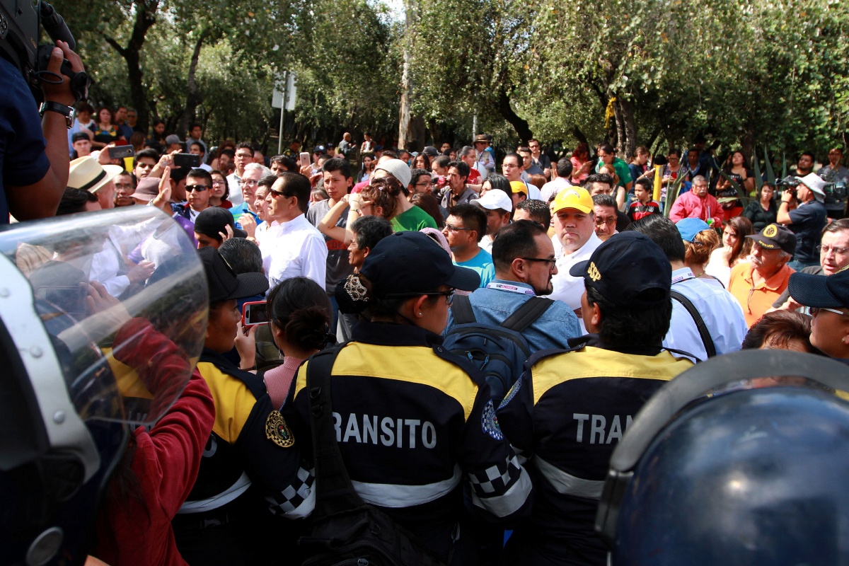 Ciudadanos inconformes se manifestaron afuera de las instalaciones del Instituto Nacional Electoral. (Foto: Notimex)