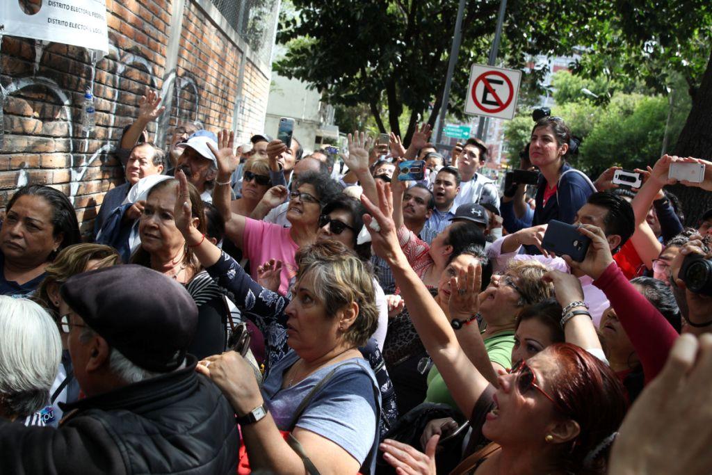 Muchos ciudadanos se quedaron sin la oportunidad de emitir su voto por la falta de boletas en casillas especiales. (Foto: EFE)