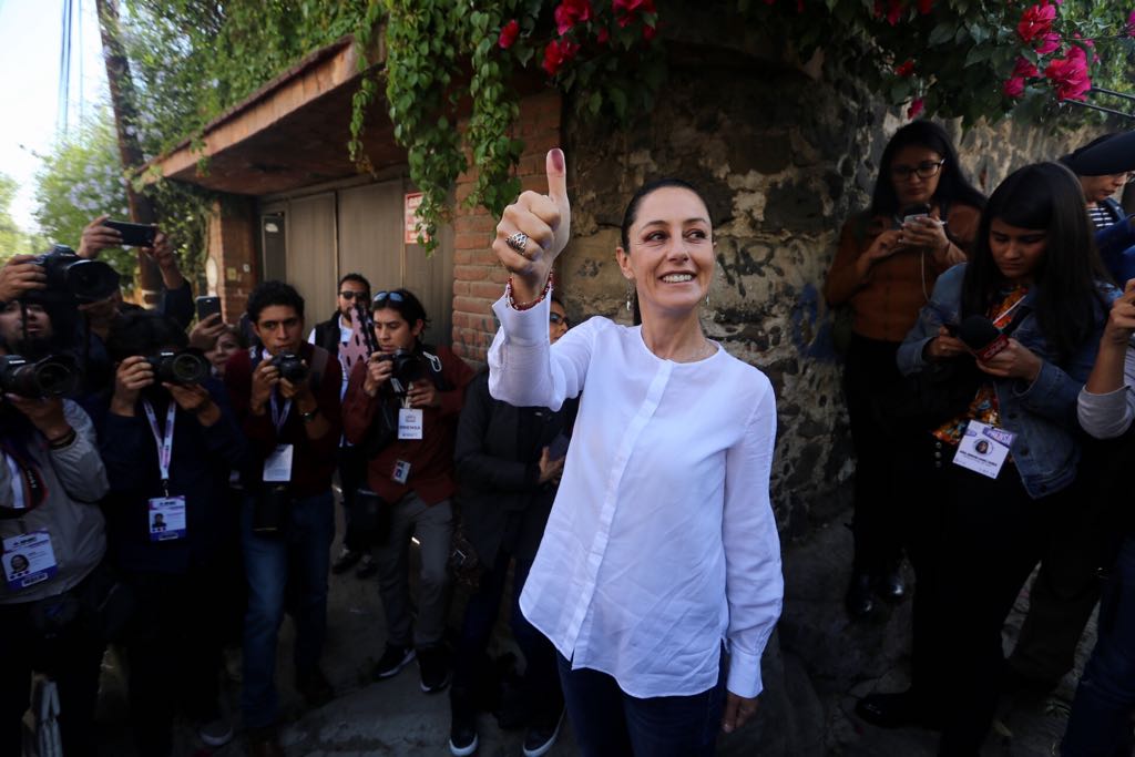 Claudia Sheinbaum saluda a la prensa tras realizar su voto, en la delegación Tlalpan.