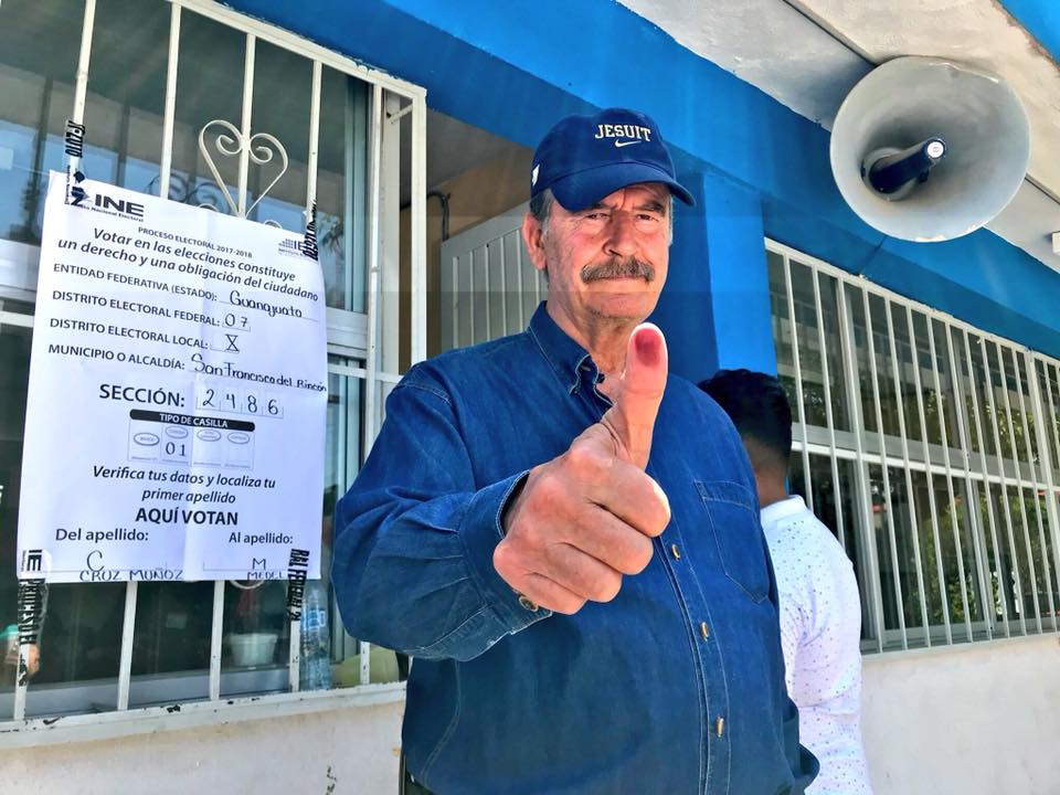 El ex presidente Vicente Fox después de emitir su voto.