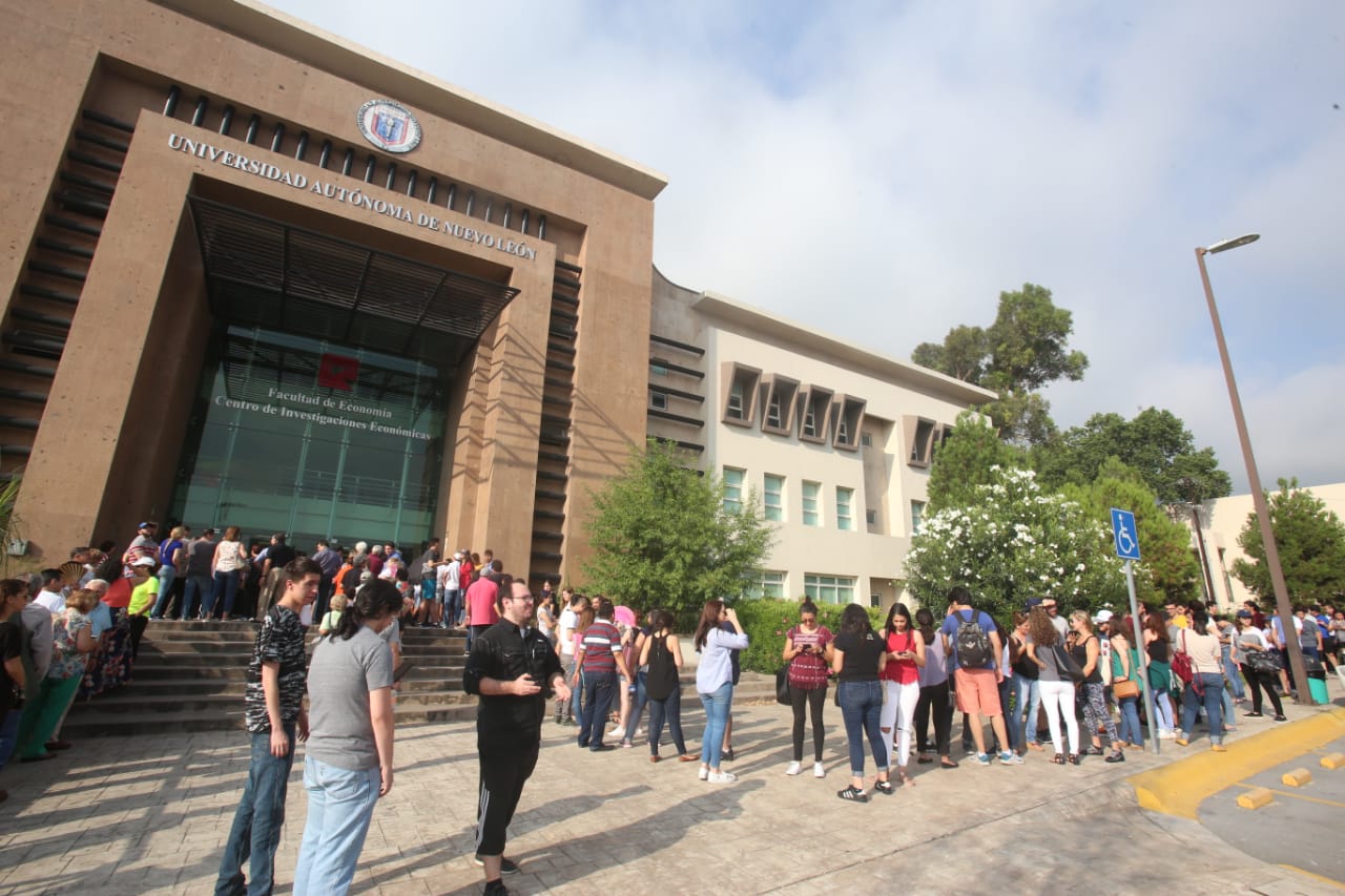 También en la Facultad de Economía de la UANL, en el campus Mederos se instalaron casillas especiales. (Foto: Raúl Palacios)