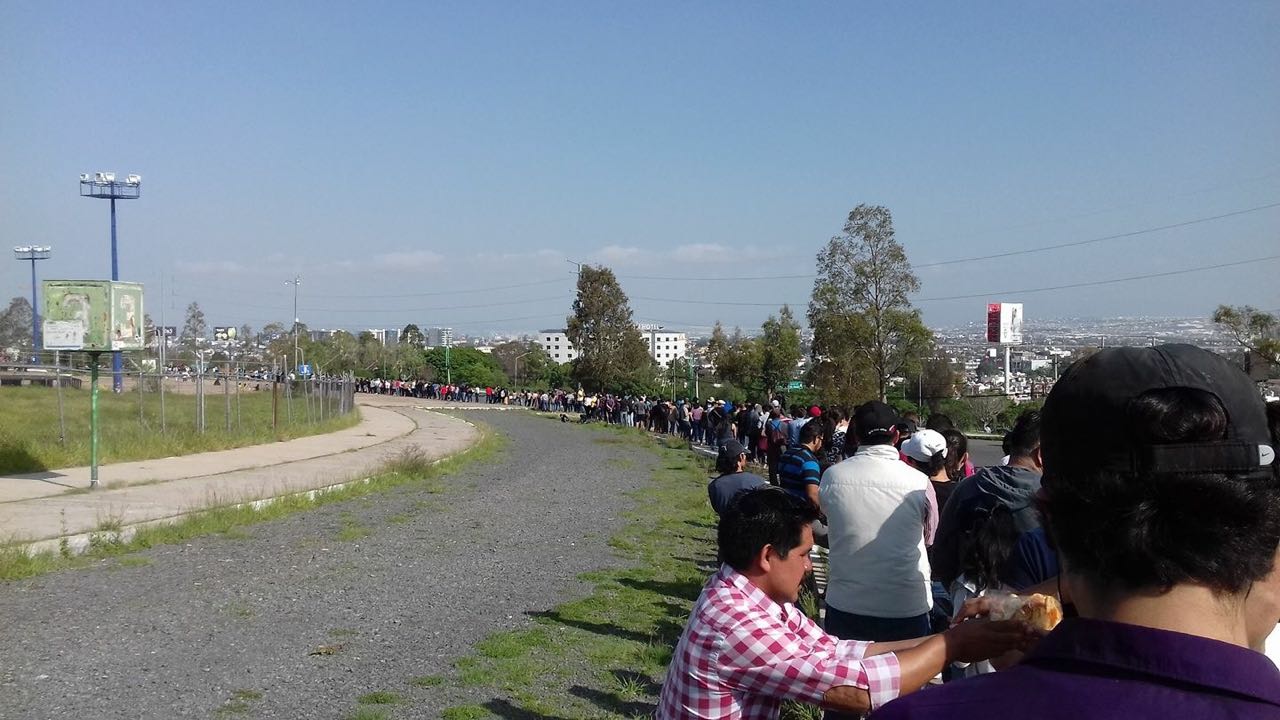 Las filas para poder votar en las casillas especiales.