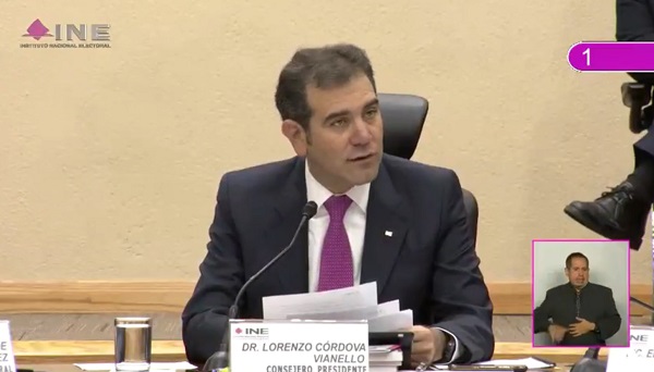 Lorenzo Córdova durante la sesión del consejo general del INE.